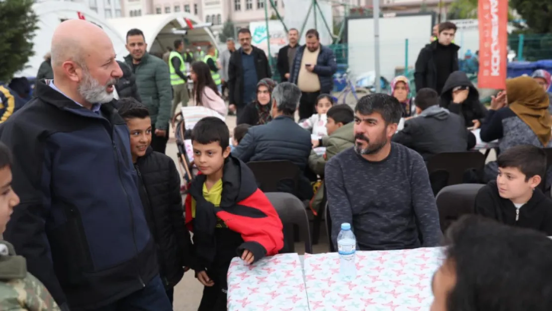 Kocasinan, Türkoğlu'nda her gün bin kişiye iftar yemeği ile 16 bin sıcak ekmek dağıtıyor