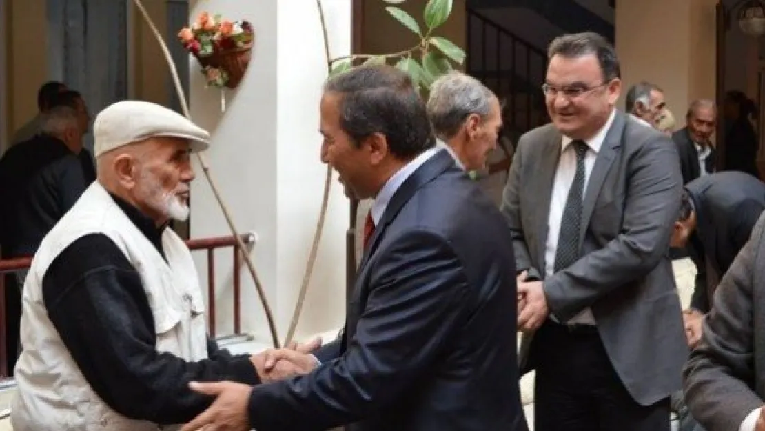 Kocasinan Kaymakamı, İl Sağlık Müdürü, Halk Sağlığı Müdürü Yaşlılar Haftası Nedeniyle Huzurevini Ziyaret Etti 