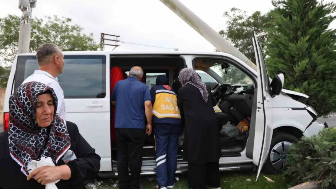 Kontrolden çıkan minibüs aydınlatma direğine çarptı: 2 yaralı