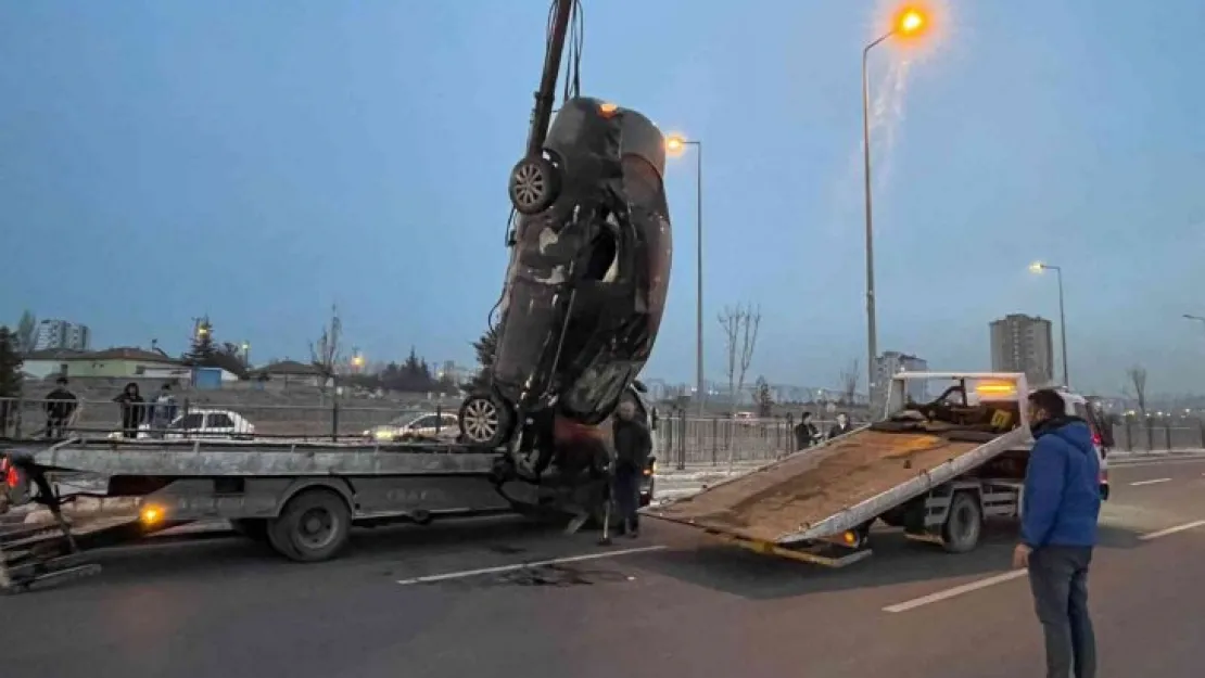 Kontrolden çıkan otomobil kanala uçtu: 2 yaralı