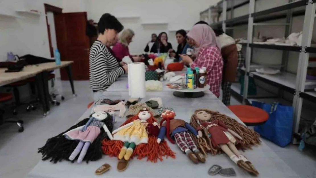 Kursiyerler depremzede çocuklar için bez bebek yapıyor