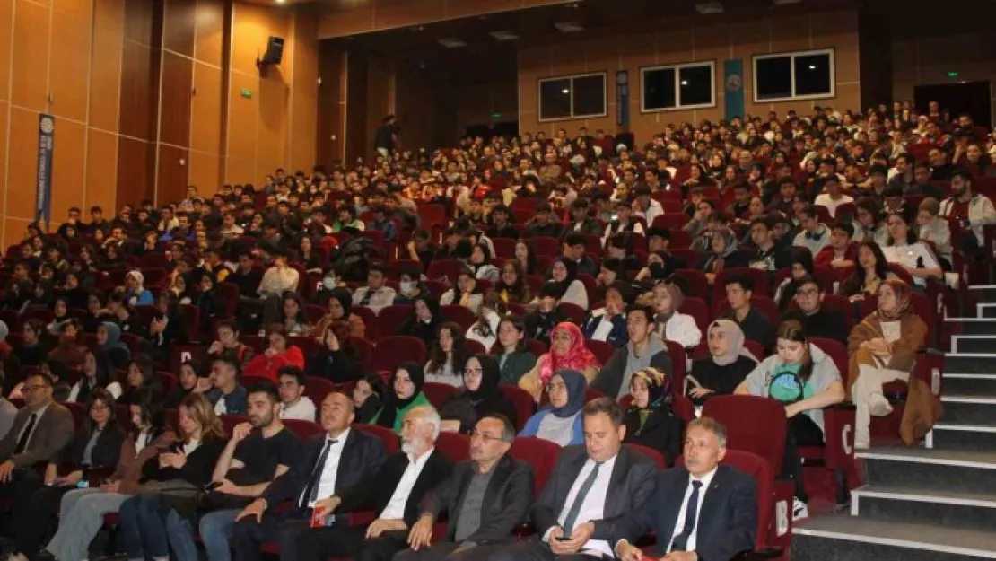 Lise öğrencilerinden konferansa yoğun ilgi