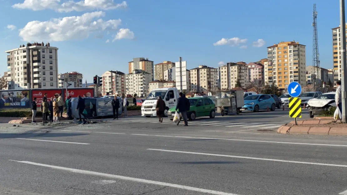 Maddi hasarlı trafik kazasına araç yan yattı