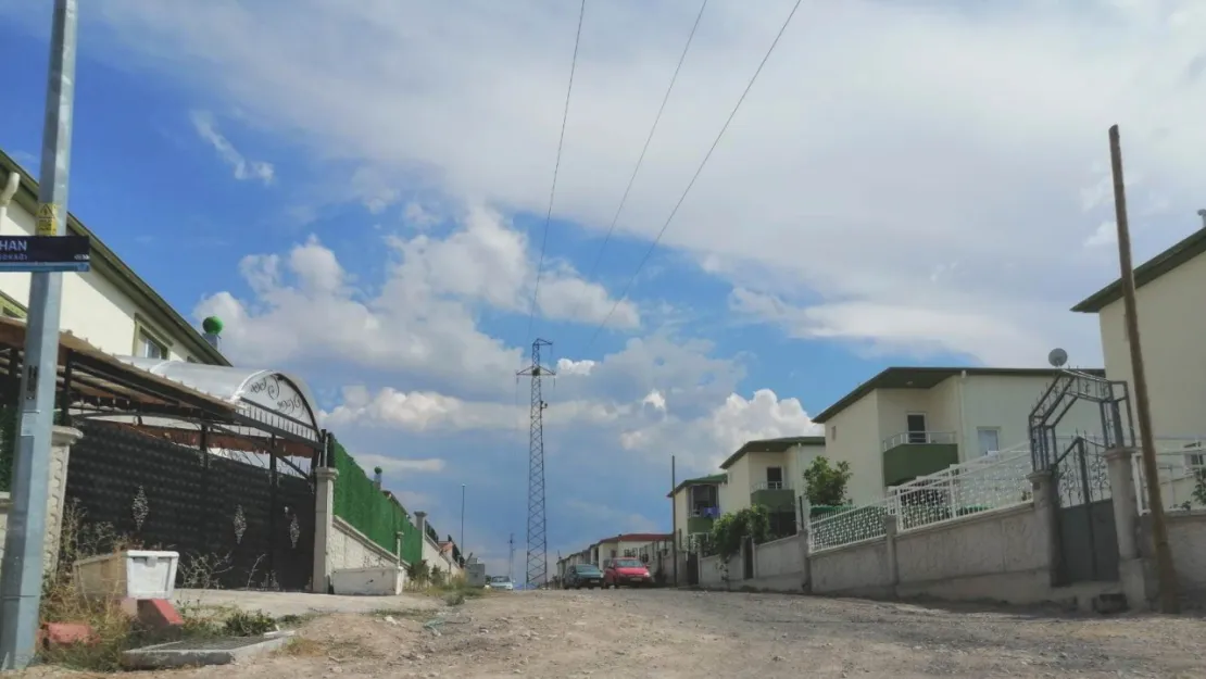 Mahalle ortasından geçen yüksek gerilim hattı tehlike saçıyor