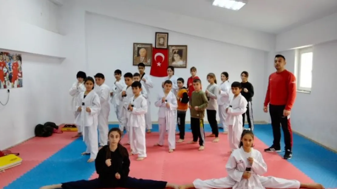 Mahalledeki çocuklar için kulüp binasını spor salonuna çevirdiler