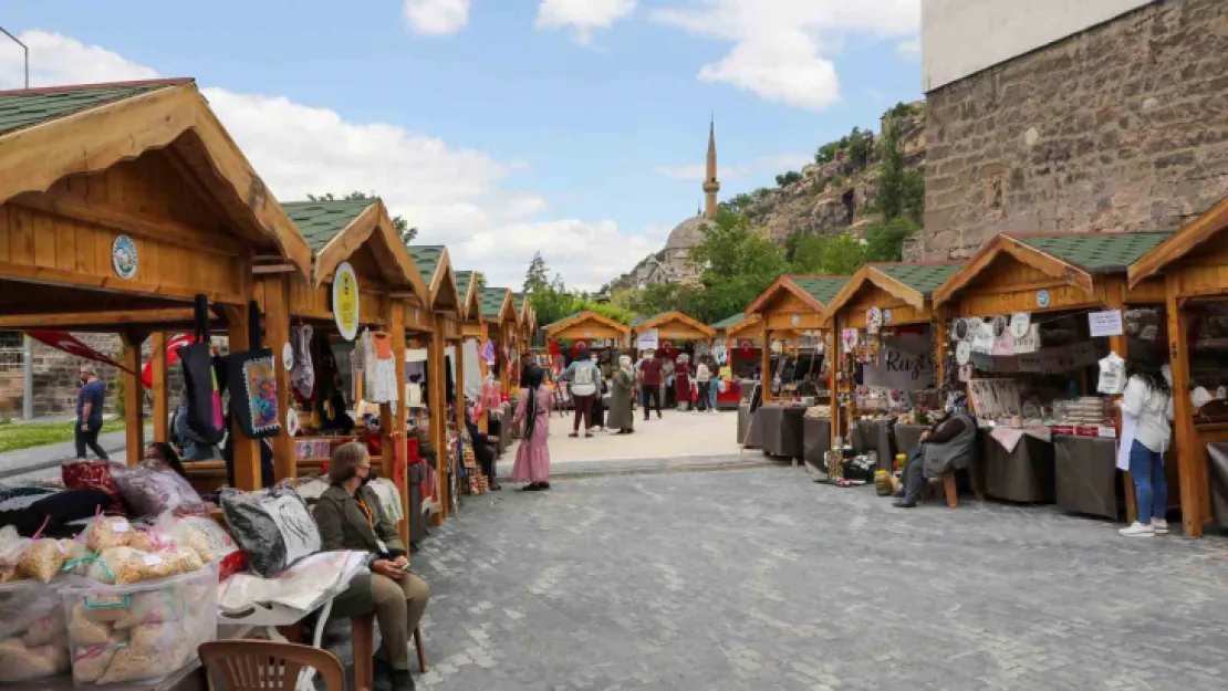 Maharetli Eller kendi gününde kendi yerinde