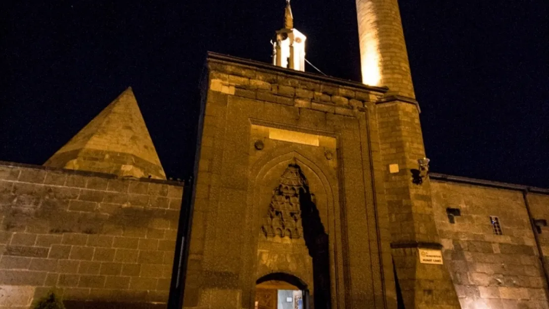 Mahperi Hatun'un Müslümanlığını taçlandıran eser: Hunat Camii