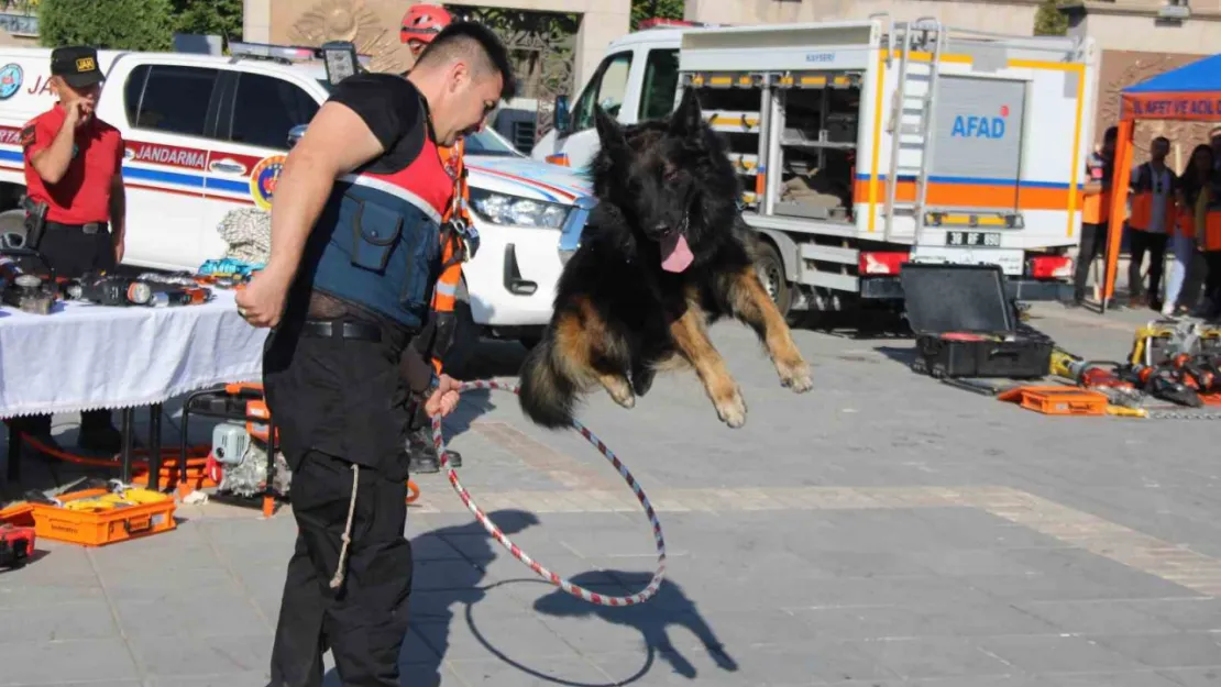 Marmara Depremi'nde hayatını kaybedenler anıldı