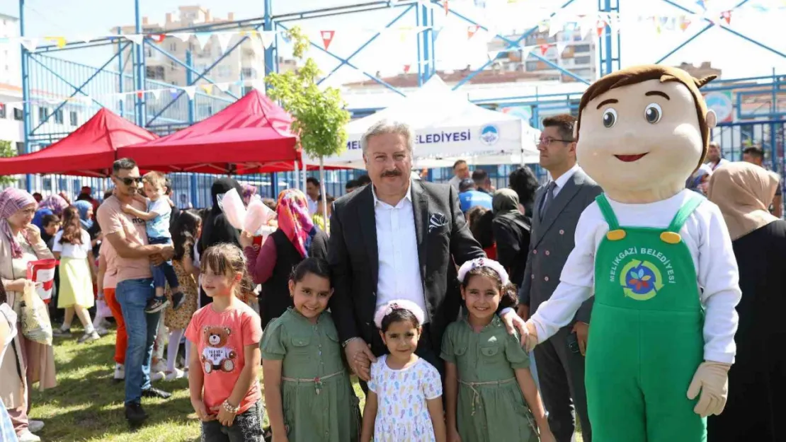 Melikgazi Belediyesi Karne Şenliği ile öğrencilerin yüzlerini güldürdü