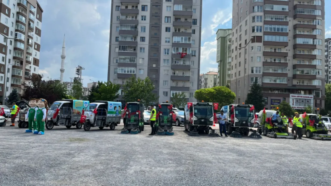 Melikgazi Belediyesi'ne 80 yeni hizmet aracı alındı