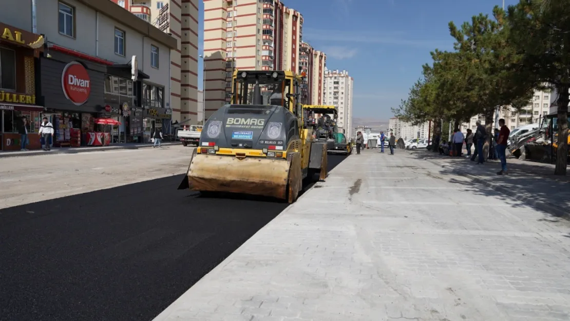 Tınaztepe Mahallesi'nde asfalt ve çevre düzenlemesi çalışmaları sürüyor