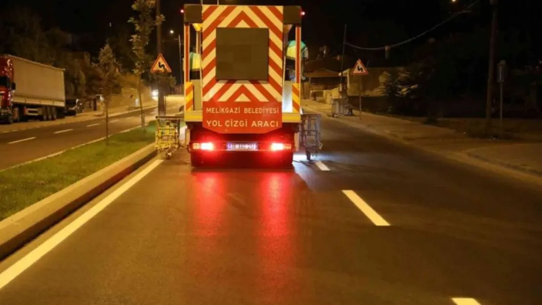 Melikgazi, daha güvenli ulaşım için yol çizgi çalışması yapıyor