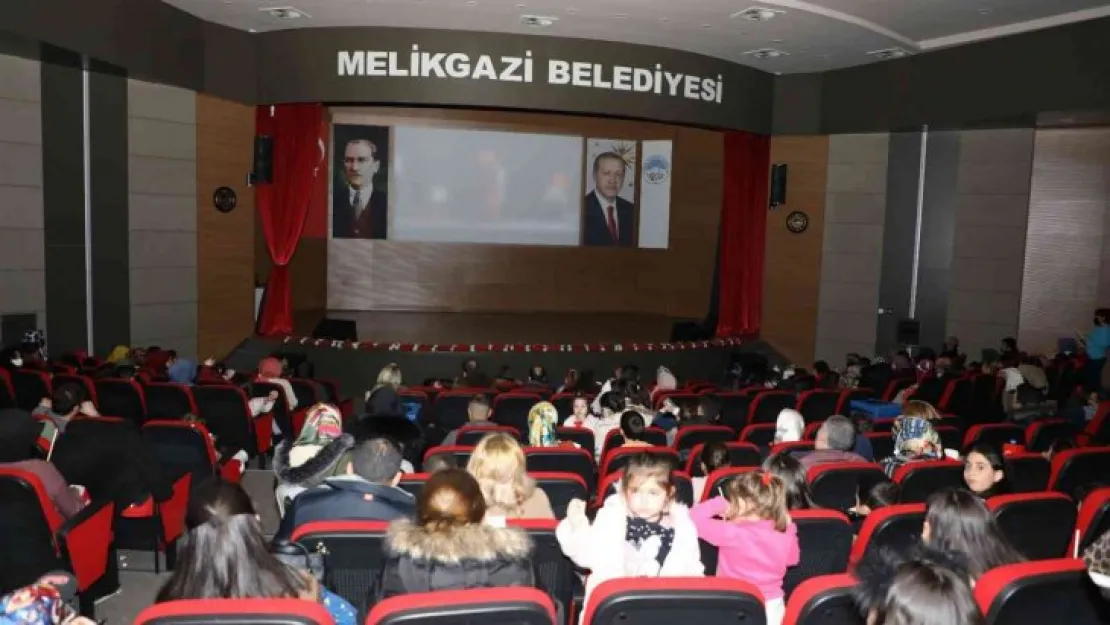 Melikgazi'de çocukların sinema keyfi devam ediyor