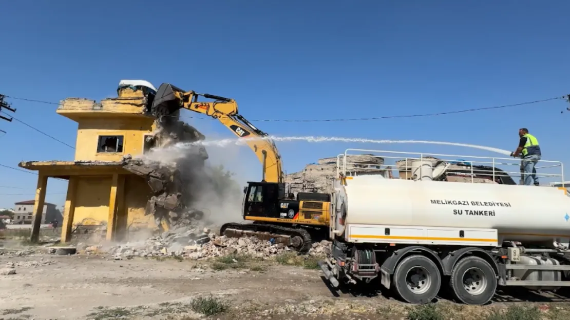 Melikgazi'de Metruk Yapılar Yıkılmaya Devam Ediyor