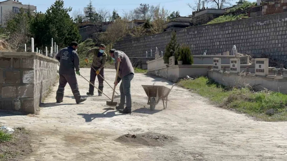 Melikgazi'de mezarlıklar bayrama hazırlanıyor