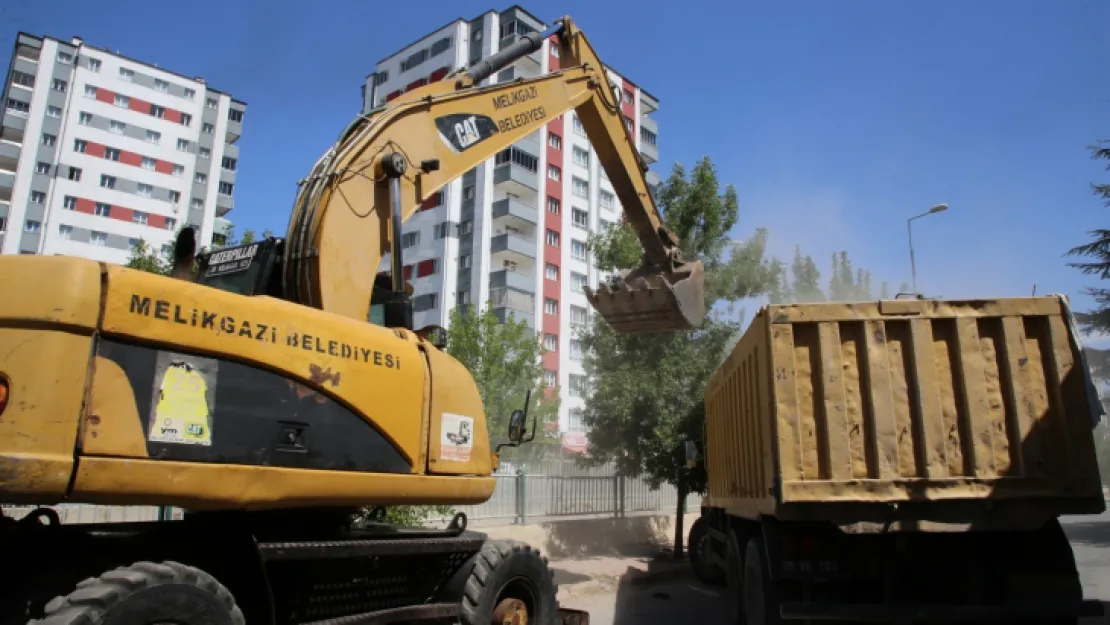 Melikgazi Genelinde Taşkın Suyu Kanallarında Temizlik Yapıldı