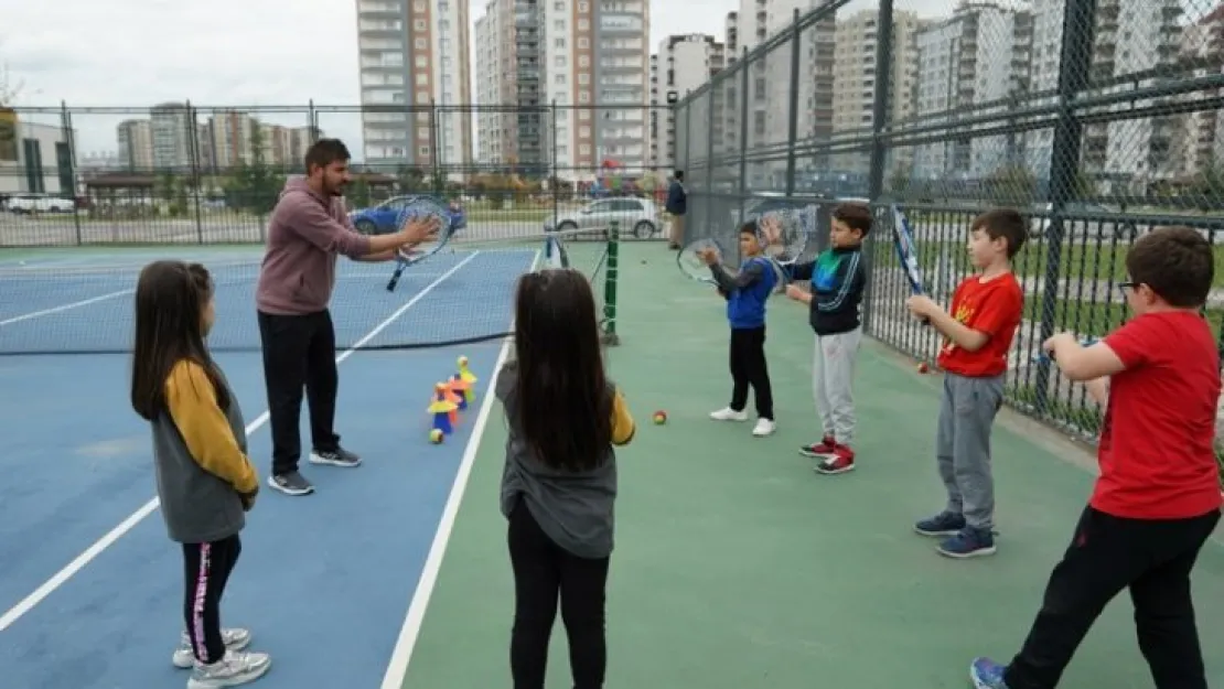 Melikgazi'nin tenis kursu devam ediyor