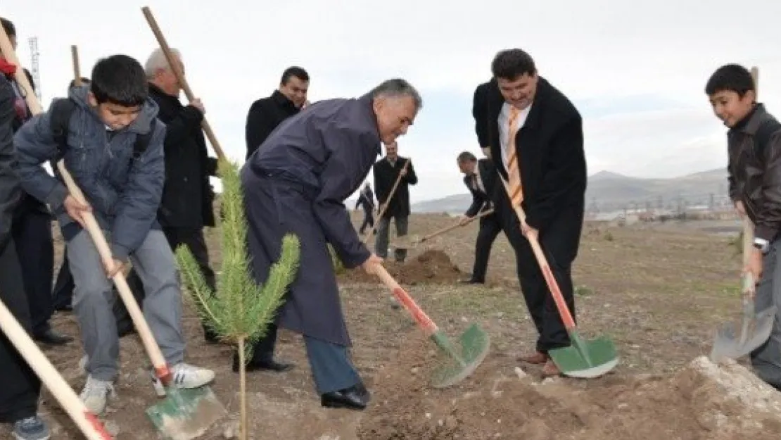 Melikgazi Belediyesi 3 Bin 500 Adet Çam İle 2 Bin Adet Meyve Fidanını Toprakla Buluşturdu 