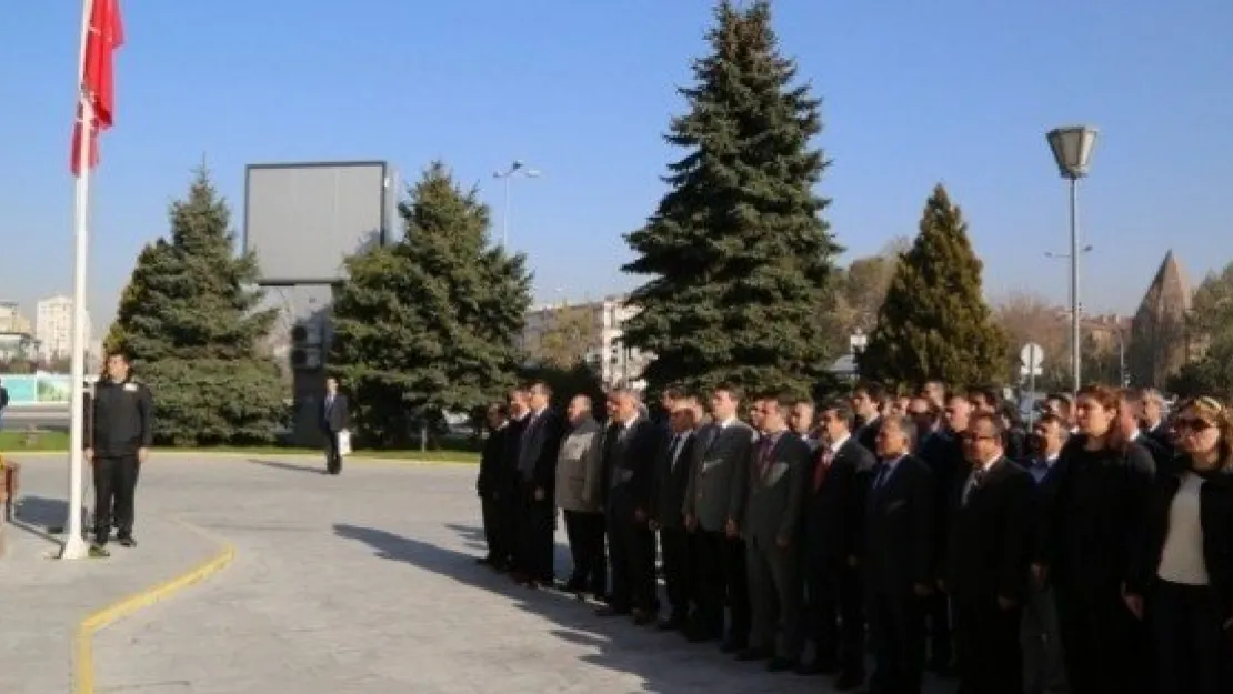 Melikgazi Belediyesi Çalışanları Ata' Ya Saygı Duruşunda Bulundu 