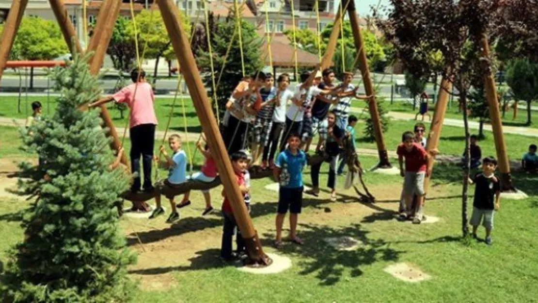 Melikgazi Belediyesi'nden çocuklara özel sarmal ip salıncak