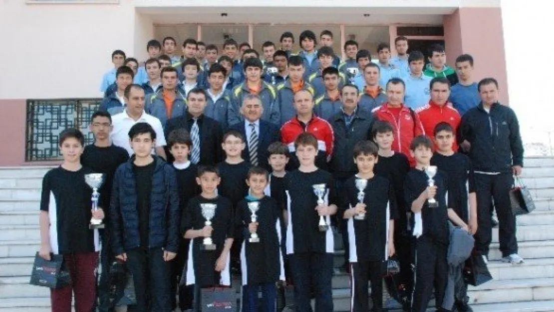 Melikgazi Belediyespor Voleybol Genç Takımı Kırşehir'de 