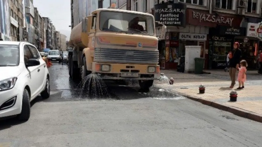 Melikgazi'den Sıcaklara Karşı Sulu Önlem 