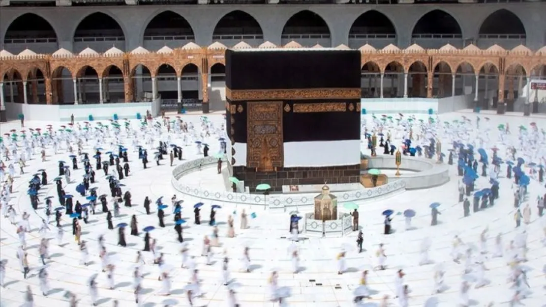 Mescid-i Haram ve Mescid-i Nebevi'de sosyal mesafe uygulaması yeniden başladı