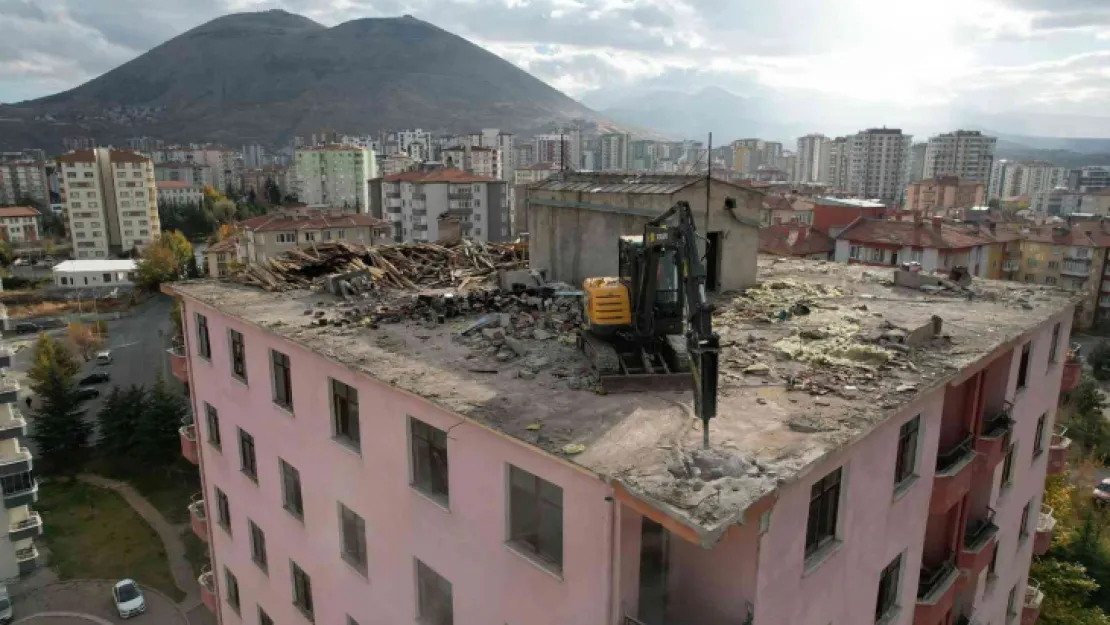 10 Katlı metruk bina yıkılıyor