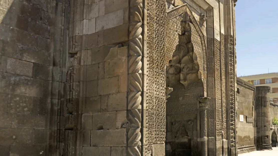 Meydana nazır, muhteşem taç kapısı Erciyesi seyreden medrese