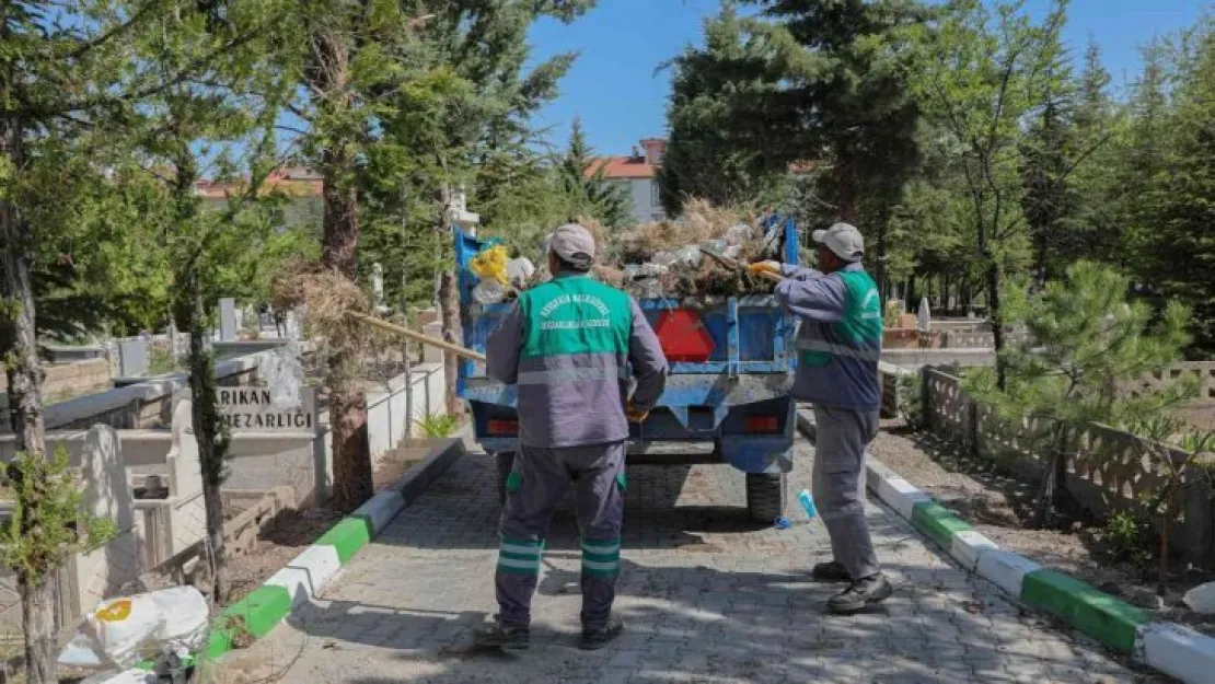 Mezarlıklarda bayram öncesi temizlik