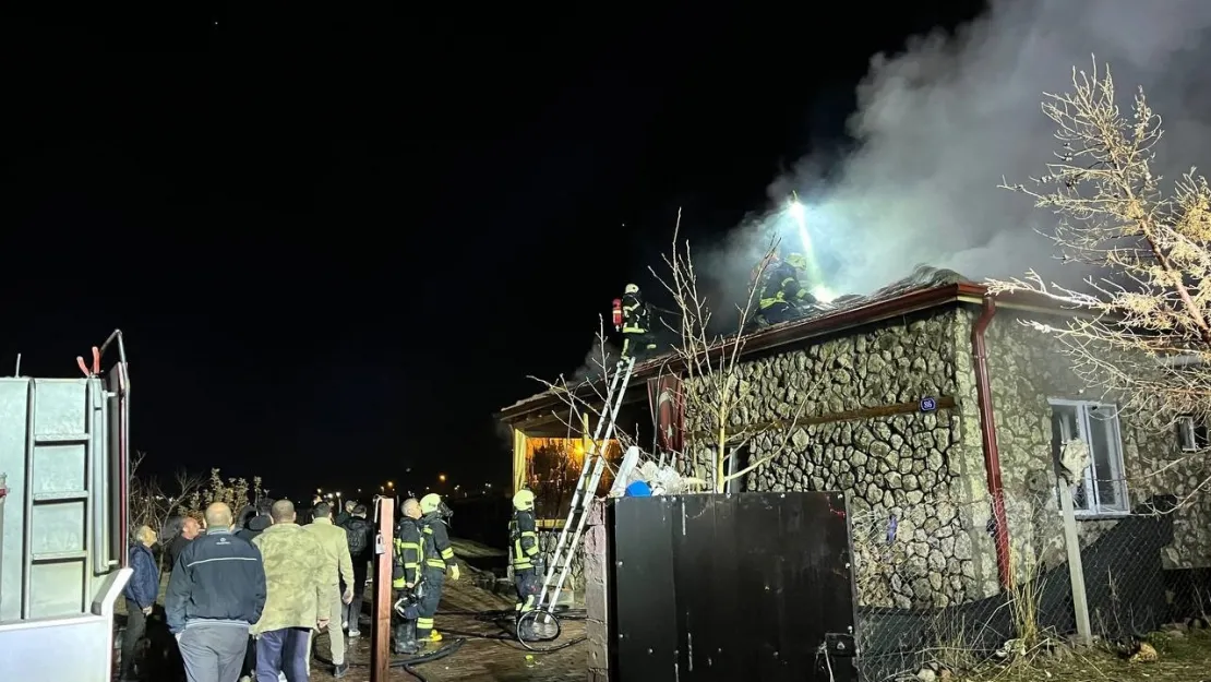 Mimarsinan'da korkutan yangın: Müstakil evde maddi hasar