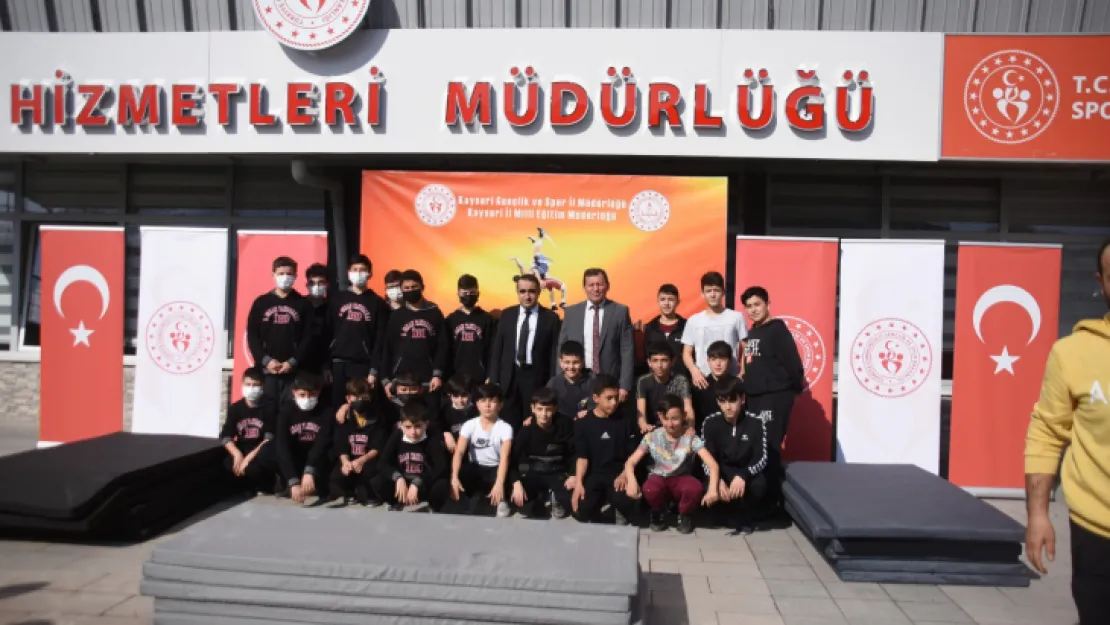 'Minder bizden pehlivan sizden' projesi kapsamında minderler okullara dağıtıldı