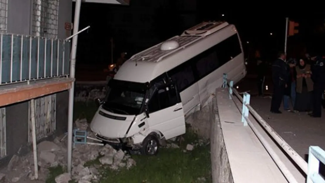Minibüs bahçe ile duvar arasında asılı kaldı