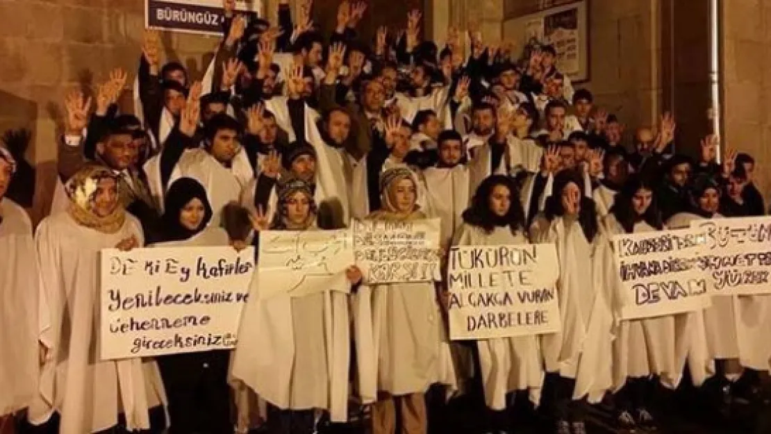 Mısır'daki idam kararlarını kefenli protesto