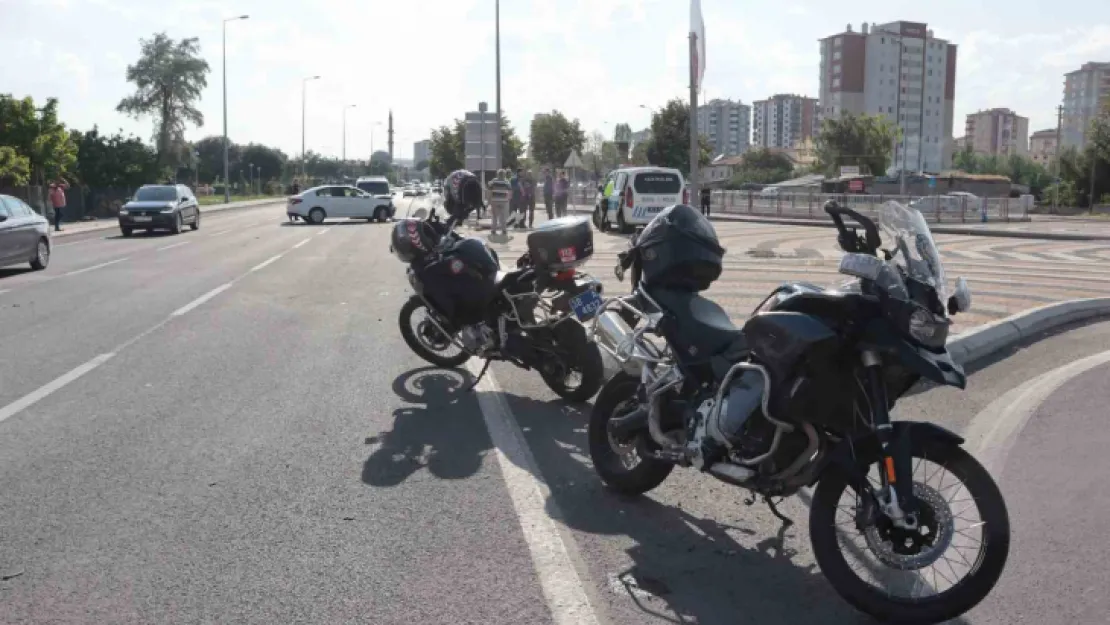 Motosikletli polis timi ile otomobil çarpıştı: 2 polis yaralı