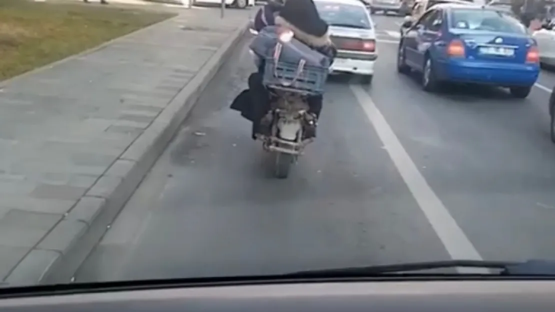 Motosiklette tehlikeli yolculuk