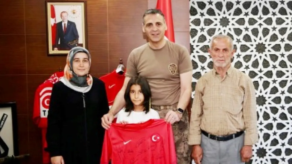 Müdür Aydın'dan şehit kızına imzalı milli takım forması sürprizi
