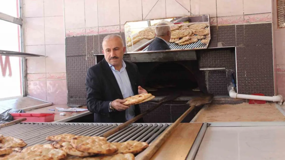 Muhtar olamadı kendini şiire verdi