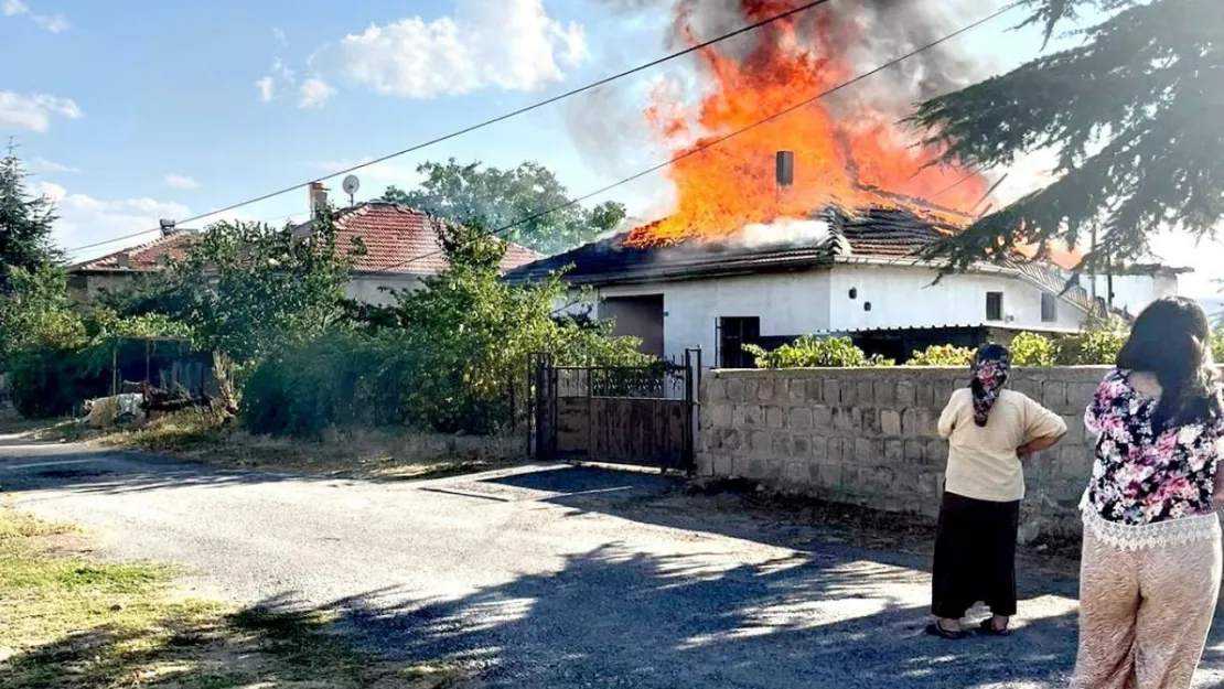 Müstakil ev yangında küle döndü