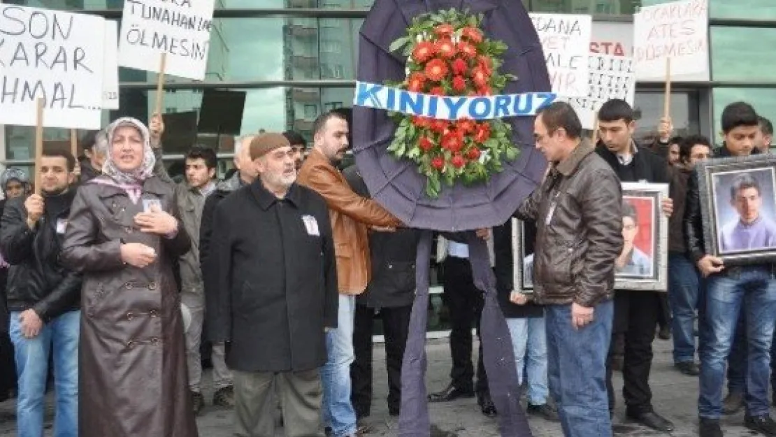 Narkozdan Ölen Gencin Ailesinden Hastane Önünde Eylem