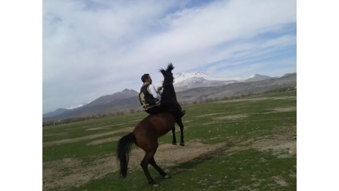 Nevruz çekimlerinde atlı cirit gösterisi yapıldı