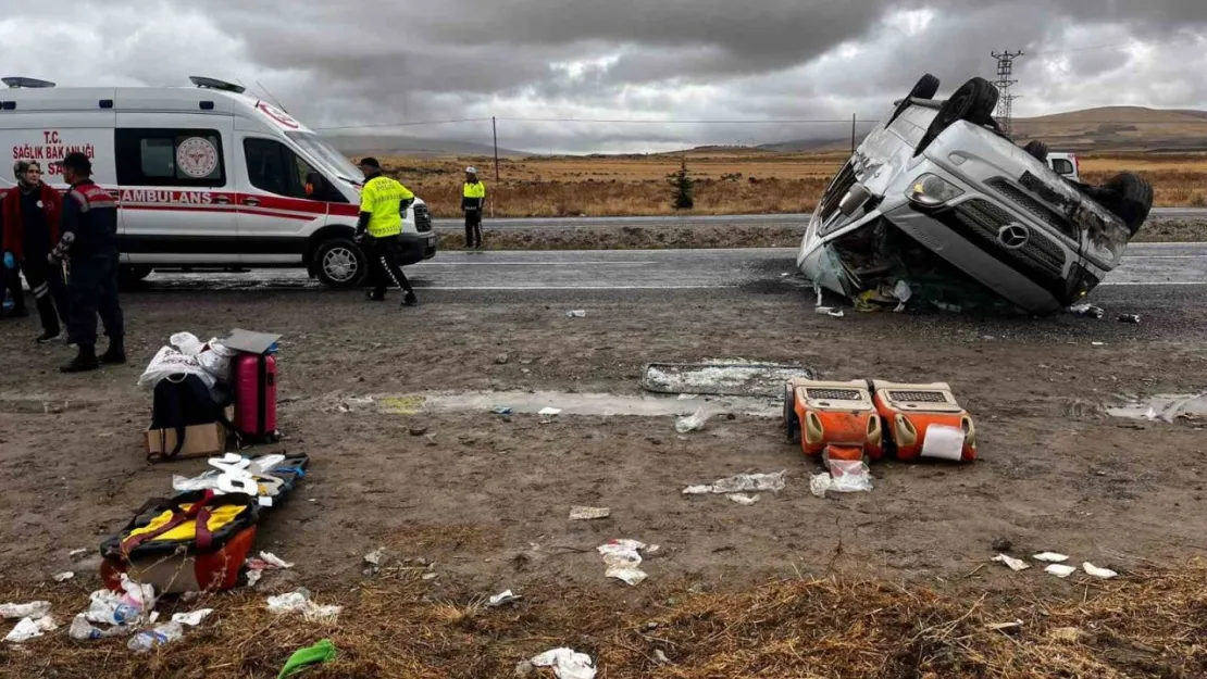 Alman turistleri taşıyan minibüs takla attı: 18 yaralı