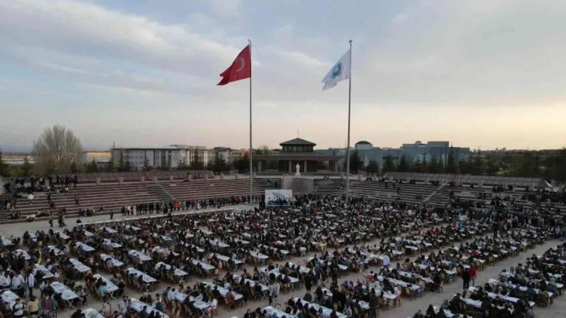 Niğde Belediye Başkanı Özdemir üniversiteli öğrencilerle iftarda buluştu