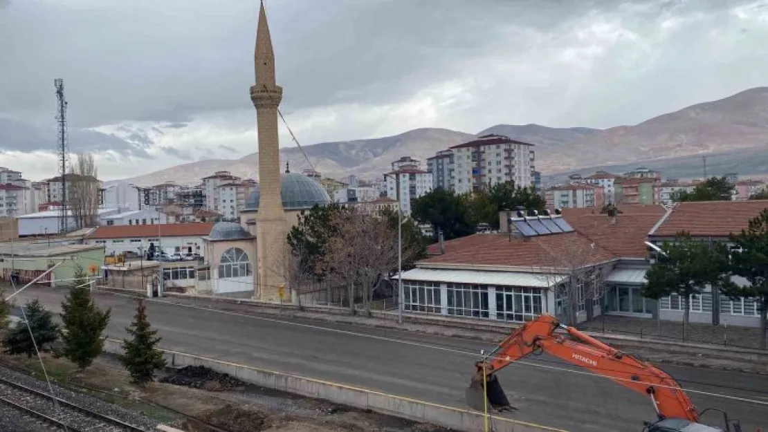 Niğde'de depremde hasar alan minare yıkıldı