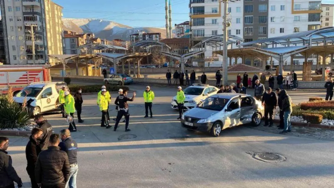 Niğde'de feci kaza: yolcular camdan yola fırladı