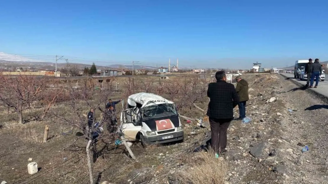 Niğde'de işçi servisi devrildi: 14 yaralı