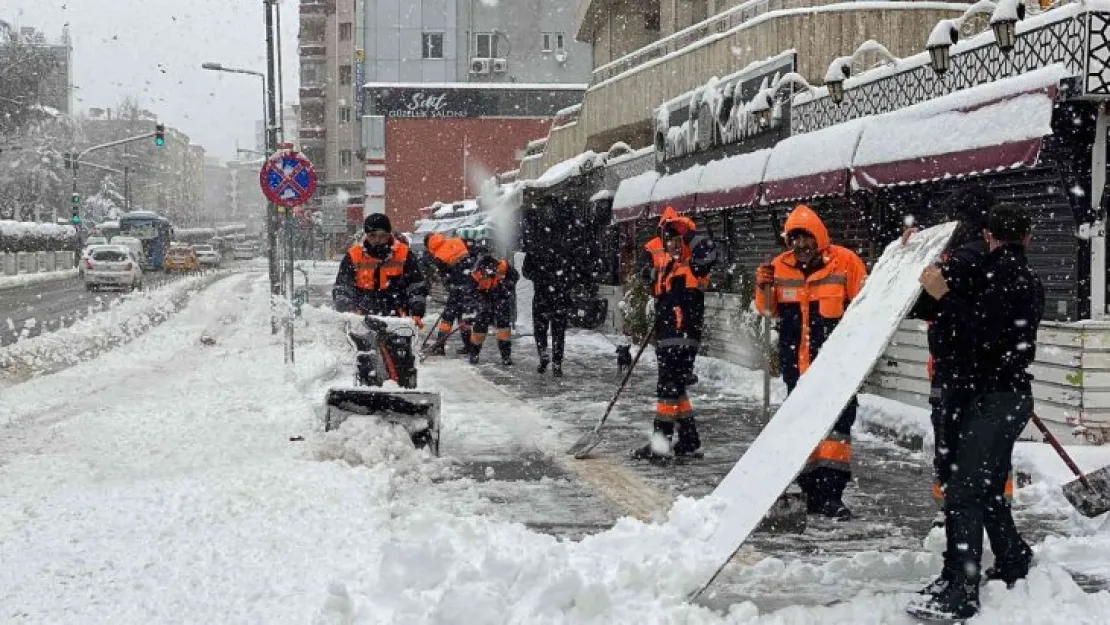 Niğde'de kar yağışı hayatı olumsuz etkiliyor