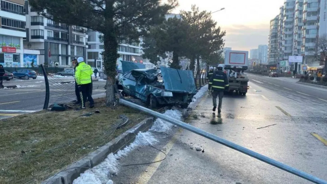 Niğde'de otomobil orta refüje çarptı: 1'i ağır 2 yaralı