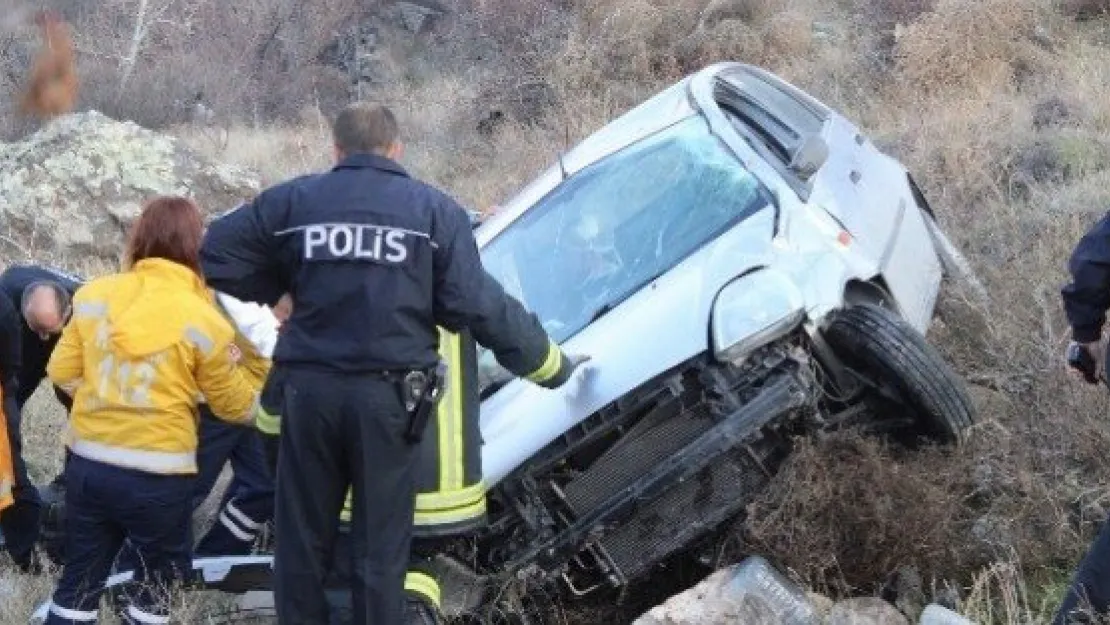 Nişanlısına 'intihar Edeceğim' Mesajı Attı, Aracını Uçuruma Sürdü 