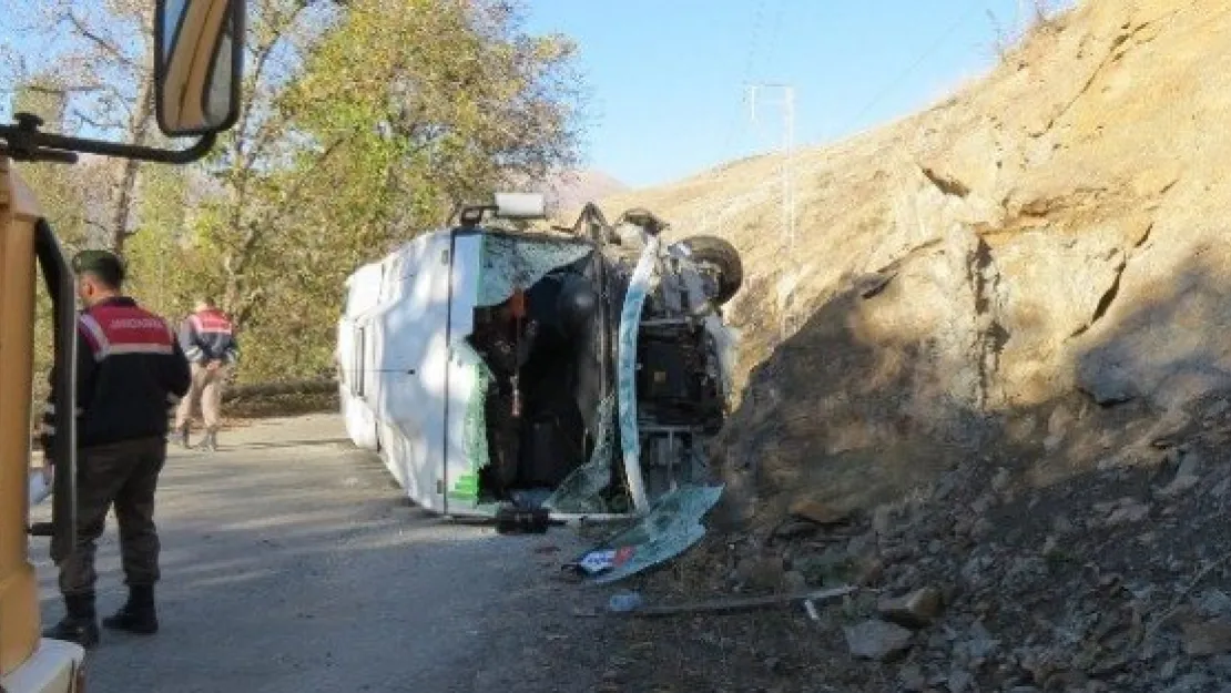 Öğrenci Servisi Devrildi: 15 Yaralı 